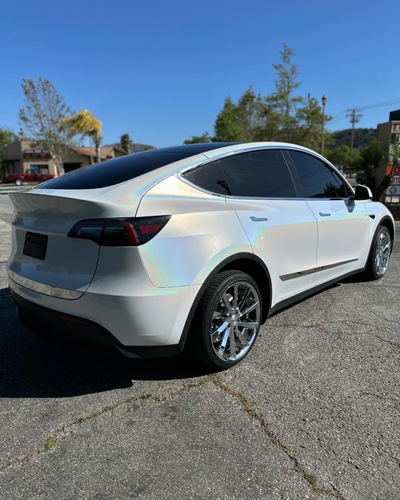 Gloss Iridescent White - Aura Vinyl